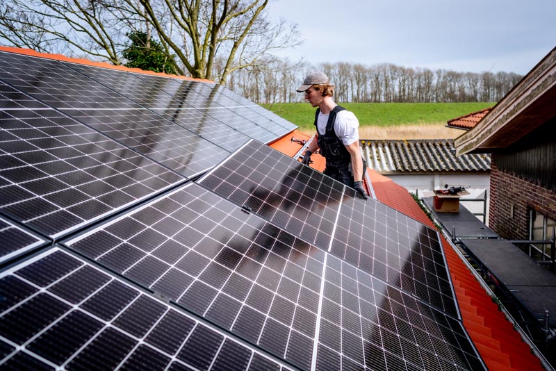 Wieringerwaard: zonnepanelen en laadpalen